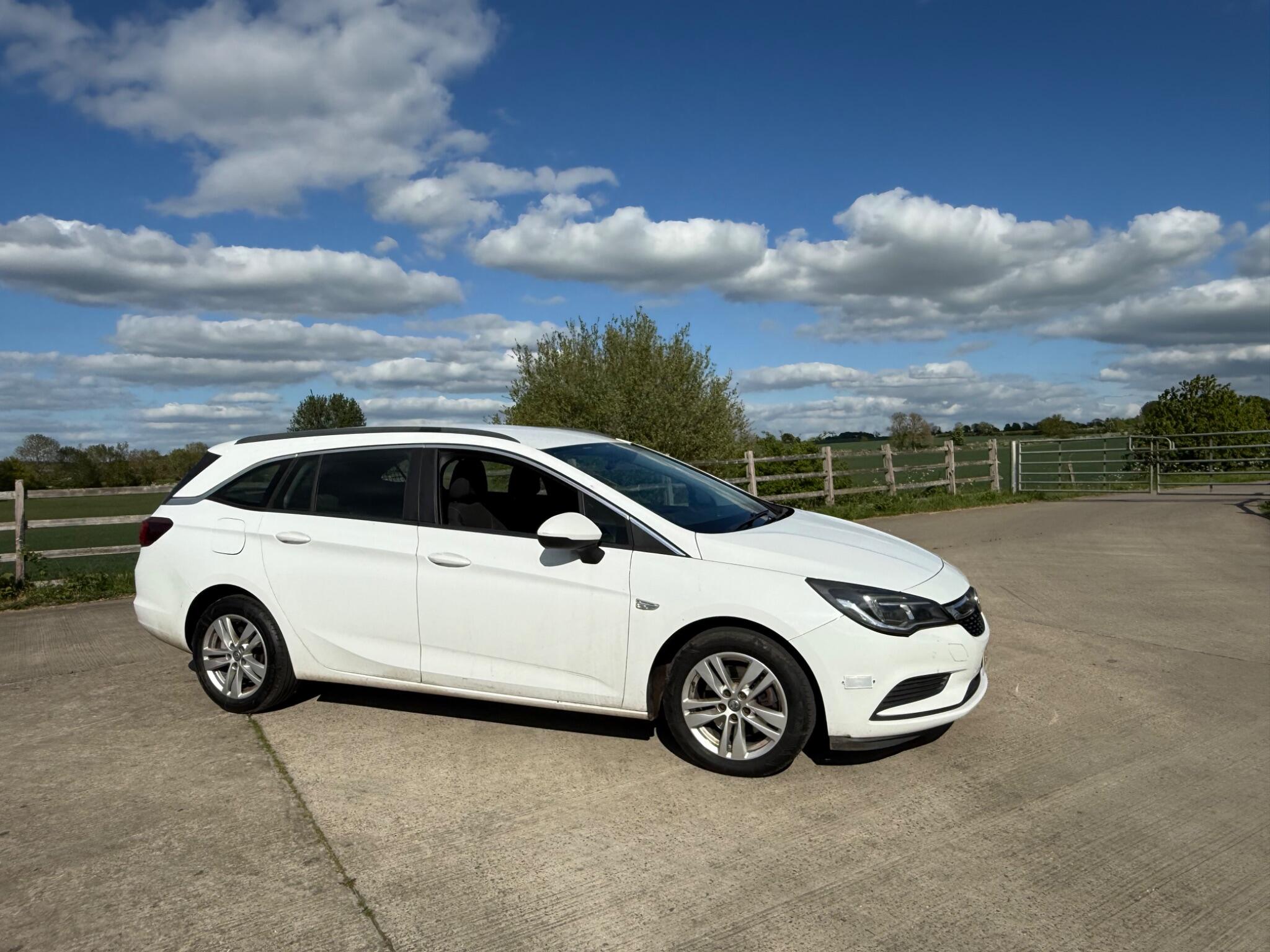 Vauxhall Astra 1.6 CDTi Tech Line Sports Tourer Euro 6 (s/s) 5dr — photo 79 of 104